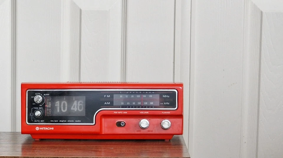 Hitachi Flip Clock Radio / Space Age / Red / Rare / Vintage / Iconic / 1970's - Image 4 of 4