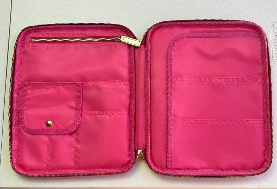 Estojo fólio com zíper Lilly Pulitzer destaque no portfólio de bolsos de confete WIld - Imagem 4 de 4