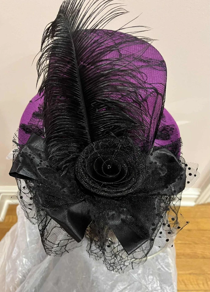 Sombrero de fieltro púrpura, pluma, elaborado detalles de encaje tela de araña velo gótico grande Foto 2 de 4