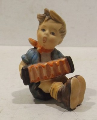 M.J.Hummel  Goebel  Figur ''Akkordeon Boy '' 390 - 7cm x 4,5cm x 6cm