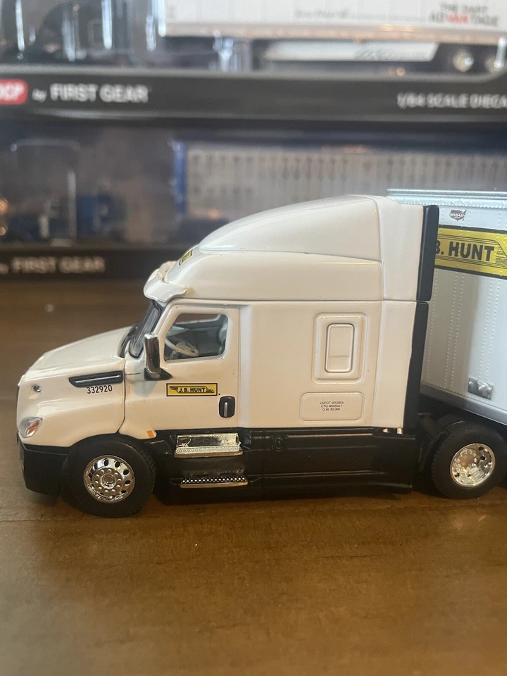DCP by First Gear 1:64 J.B.Hunt Freightliner Tractor /Trailer. New - Image 3 of 4