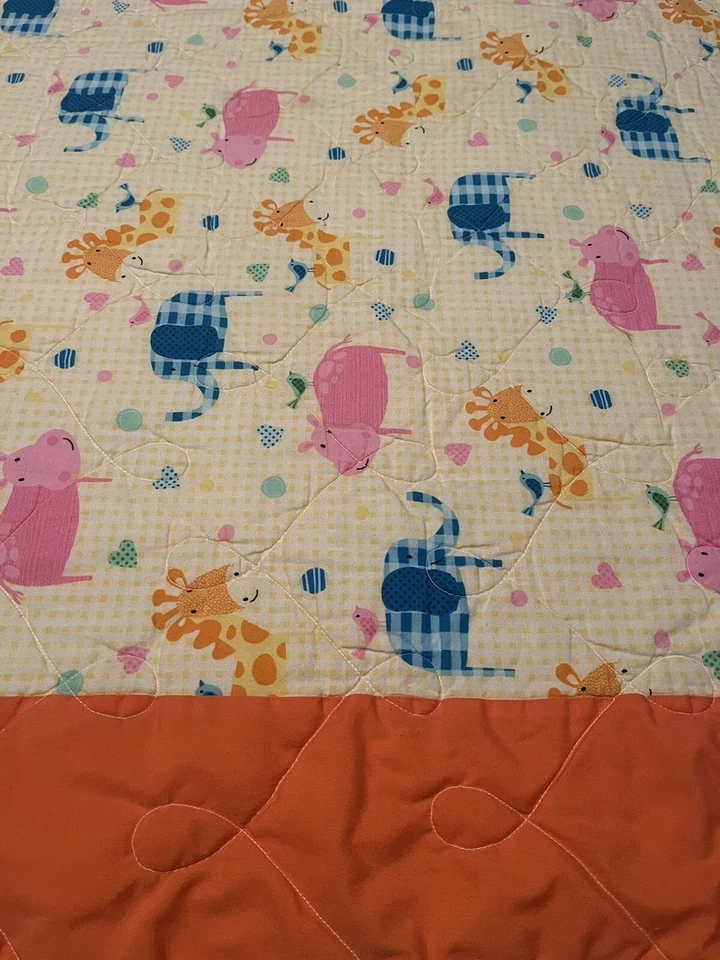Colcha bebê laranja amarela girafa porcos elefantes pássaros 36”L X 48”L - Imagem 3 de 4