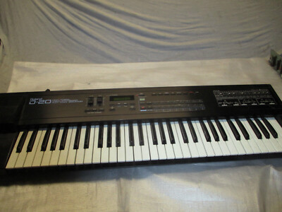 ROLAND D 20 SYNTHESIZER