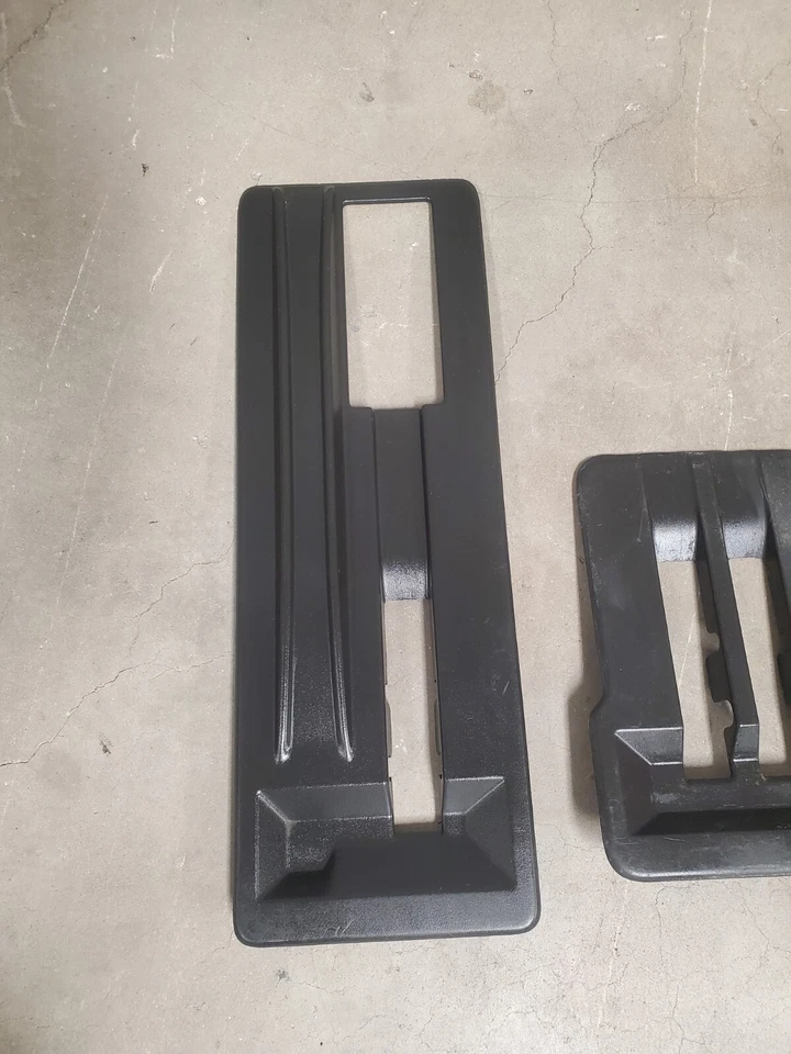 07 08 09 10 11 12 13 14 GMC Yukon asiento de piso de carga zócalo de plástico negro Foto 2 de 4