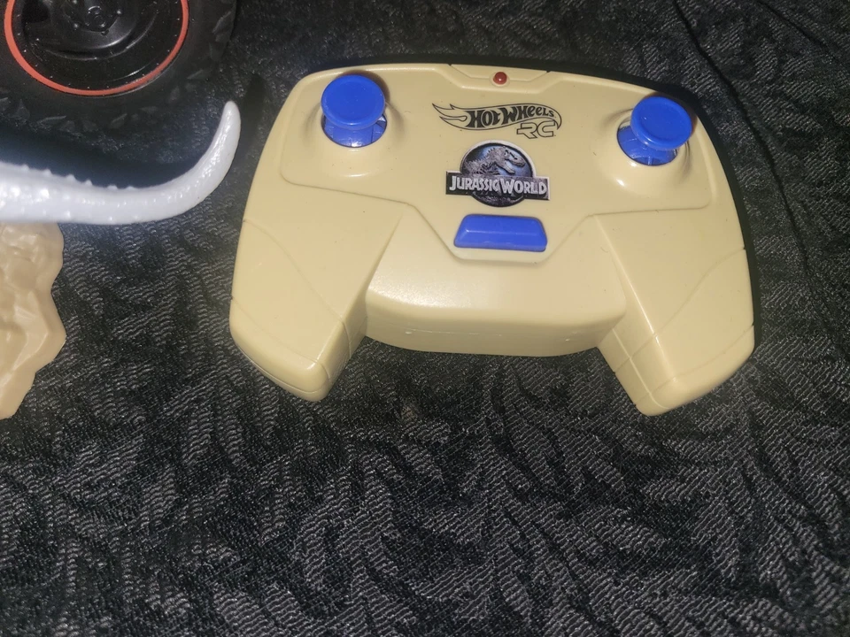 Hot Wheels Jurassic World Dominion R/C Jeep Gladiator Remote Control Vehicle RC - Image 3 of 4