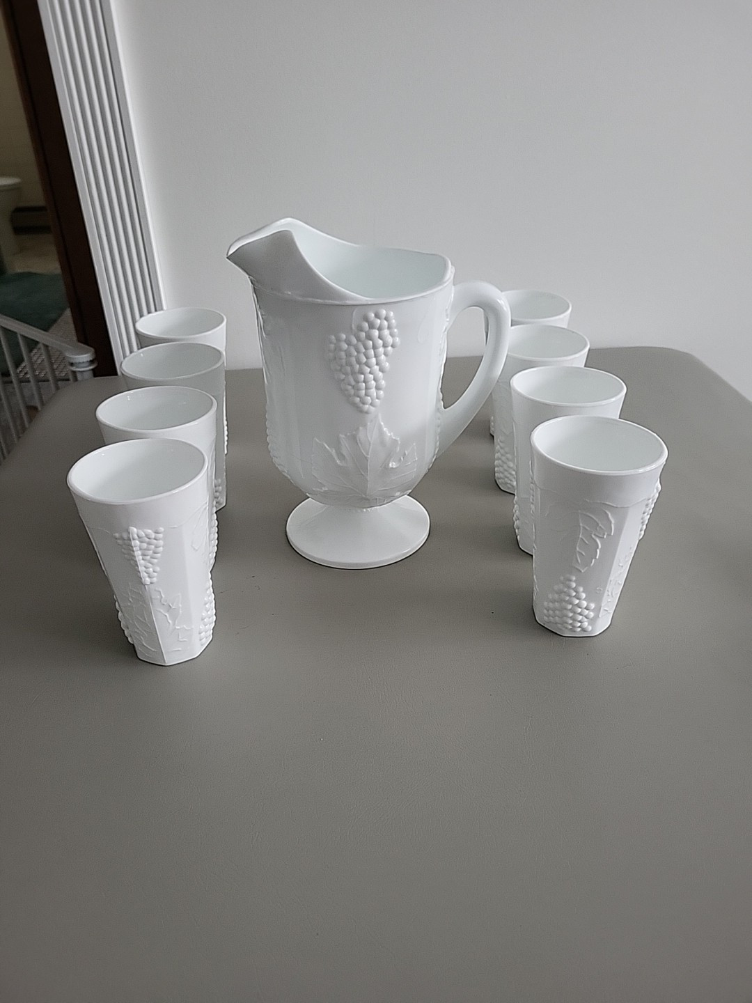 ホワイトフライアーズ・グラス 写真集「Whitefriars Glass」 Indiana Glass White Milk Glass Harvest Colony Grapes Pitcher And 8