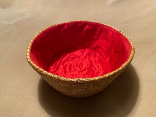 Rattan Round Cotton Lined  Fruit or Bread Basket Bowl. 10" Diameter 4.5" Depth - Picture 1 of 6