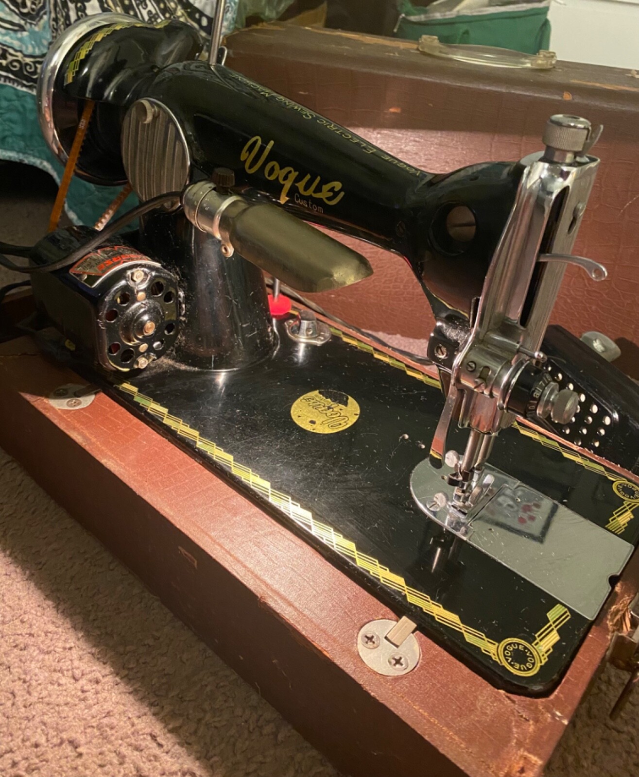  Antique Sewing Machine with Portable box, black and gold