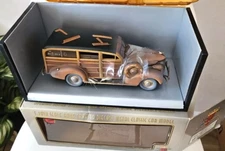 1/18  ( IB 36 ) 1939 Motor City Classics Die-Cast Chevy Woody Wagon w. Surfboard