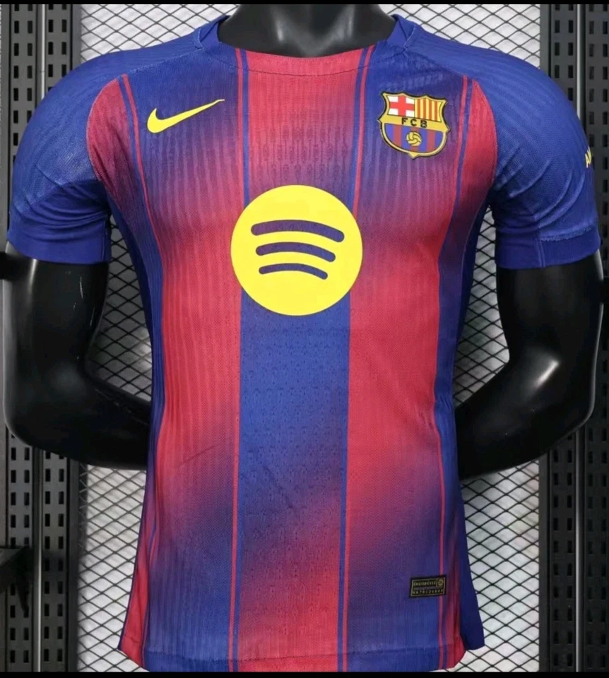 Camisetas de fútbol, versión fan (con shorts) y versión jugador (sin shorts) Foto 3 de 4