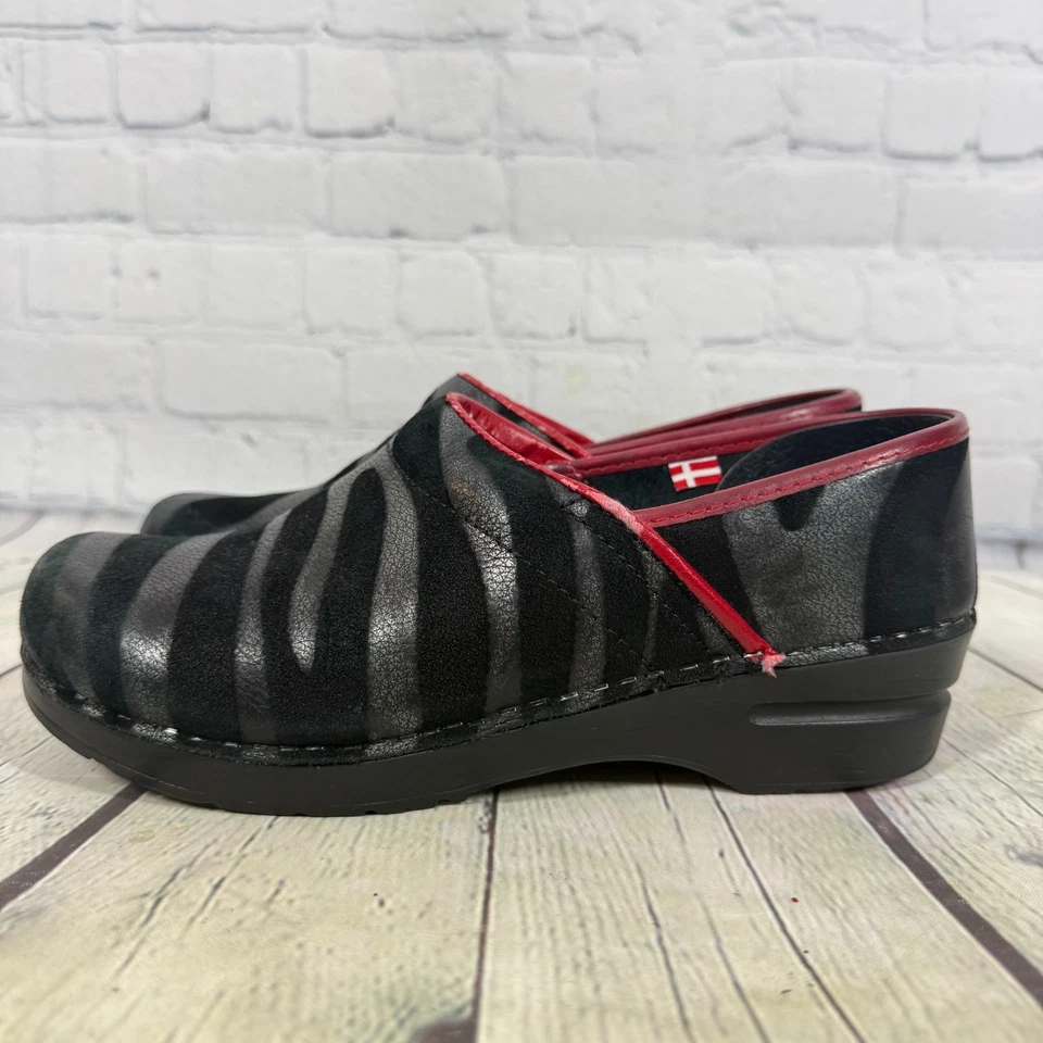 Zueco Sanita para mujer talla 8,5-9 EE. UU. 39 UE negro rojo Zabra zapato de enfermera cómodo sin cordones Foto 2 de 4