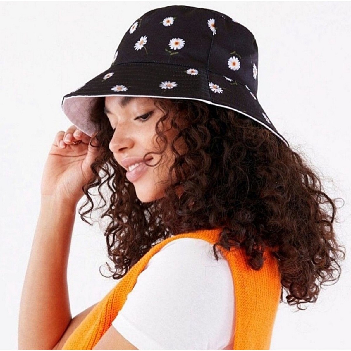 NEW Alice + Olivia Reversible Bucket Hat Black Daisy Print  display picture 2