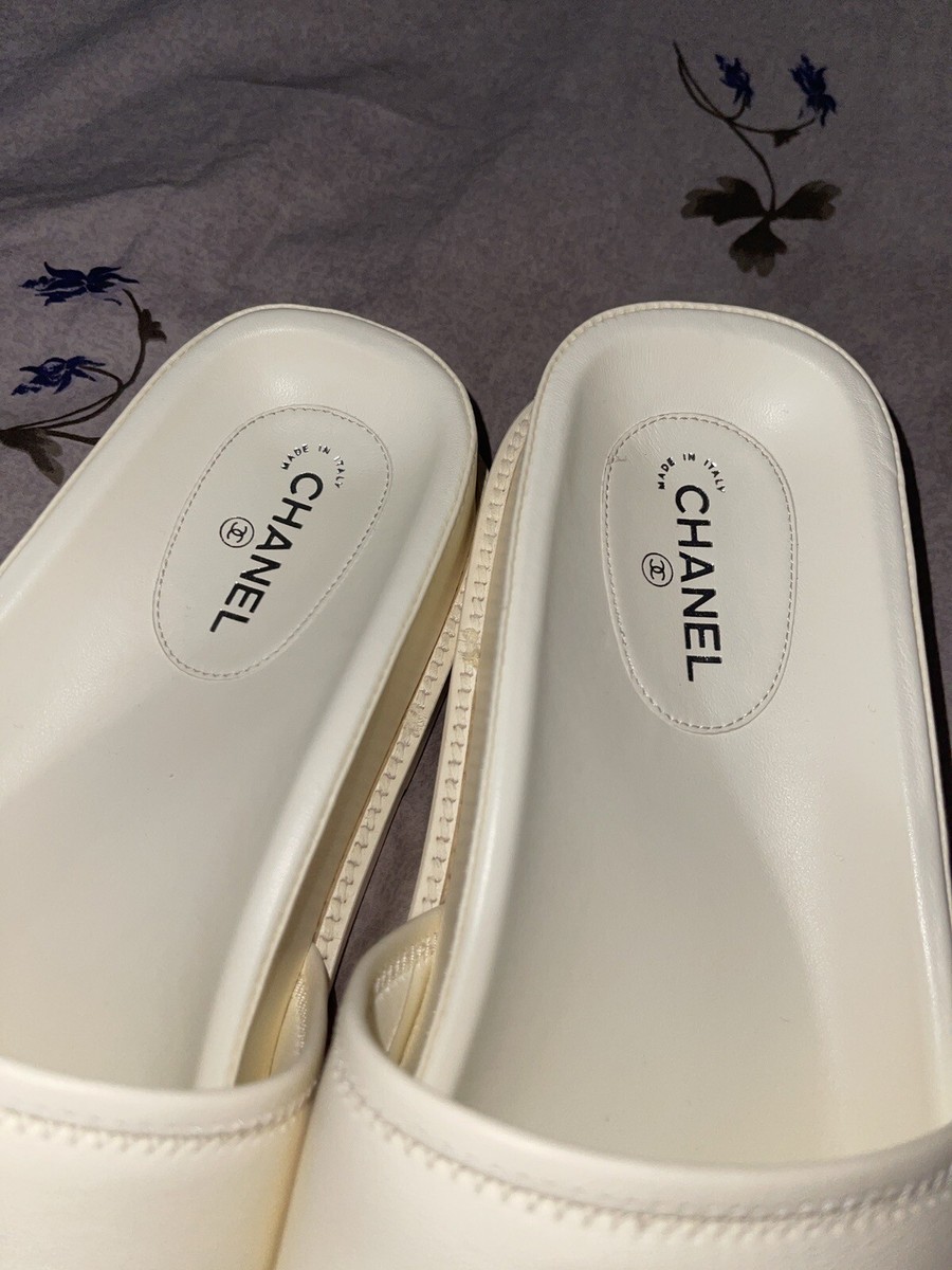 【CHANEL】レタリング ロゴ スリッパ ミュール アイボリー CHANEL 22S Ivory Lambskin Multicolor Letter Logo Flat Slide