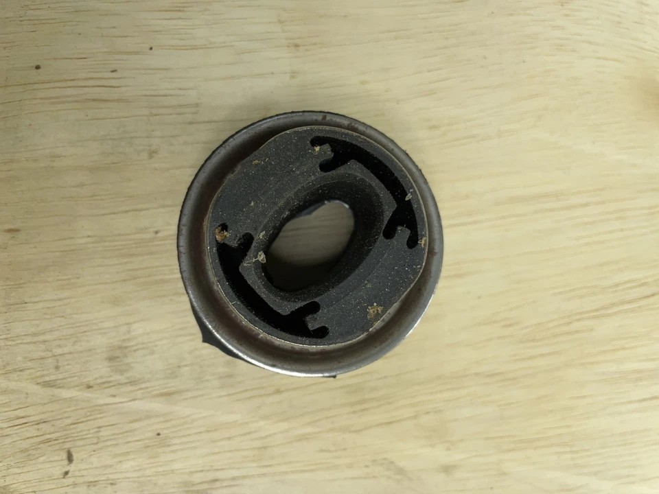 Isolador de berço dianteiro inferior quadro de motor GM OEM 82-99 Deville Eldorado 14103535 - Imagem 4 de 4