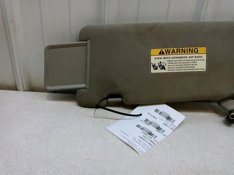 Parasol derecho pasajero Kia Sedona 2006-2012 con luz fabricante original usado probado Foto 2 de 4