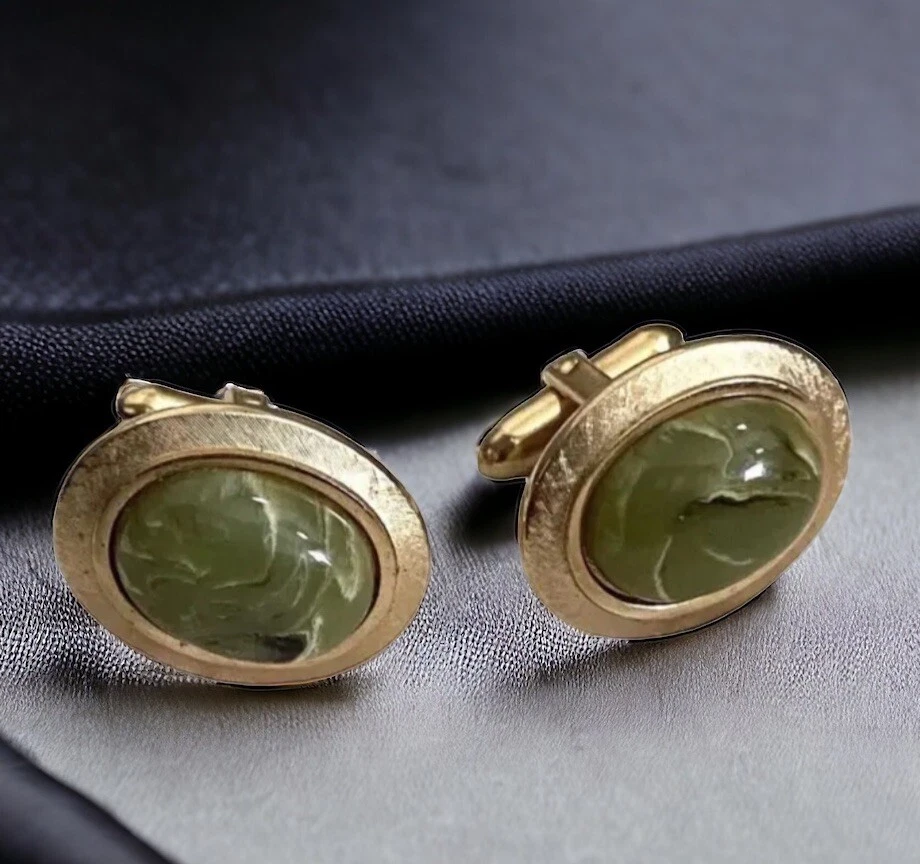 Gemelos de vidrio jade verde tono dorado cabujón ovalado mediados de siglo modernos MCM de colección Foto 2 de 4