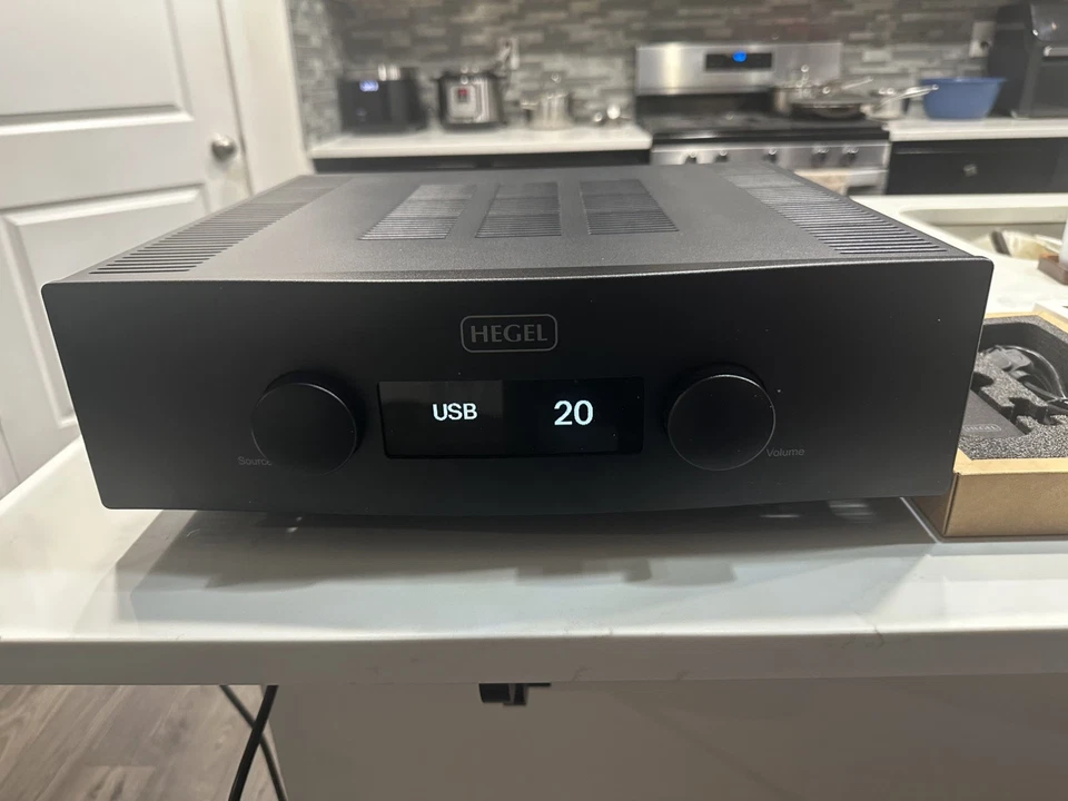 Hegel H390 - Stereo Streaming Integrated Amplifier  - Image 2 of 4