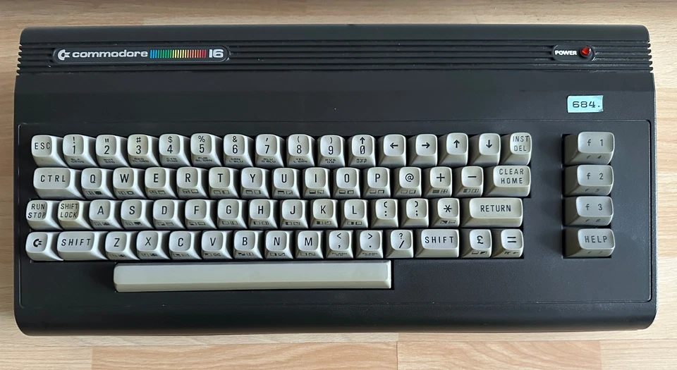 Commodore 16 mit Netzteil + 2 x Bücher, getestet funktioniert