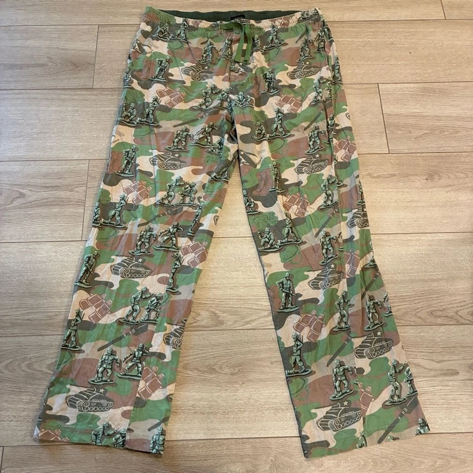 Nick & Nora Men’s Toy Army Men Green Camo Straight Leg Pajama Pant Size M - Image 2 of 4