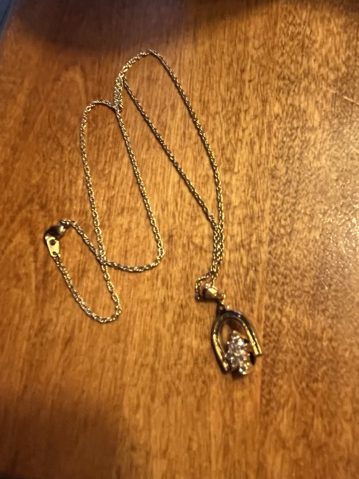 Collar de oro de 14kt reversible de rubí y diamantes creados en laboratorio de herradura Foto 2 de 4