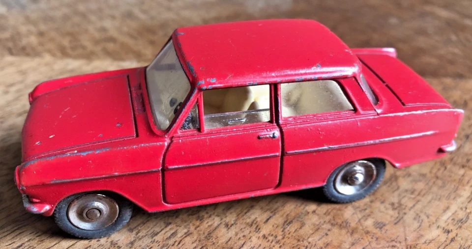 DINKY TOYS France  OPEL KADETT rouge - Meccano - Bel état. - Photo 3/4