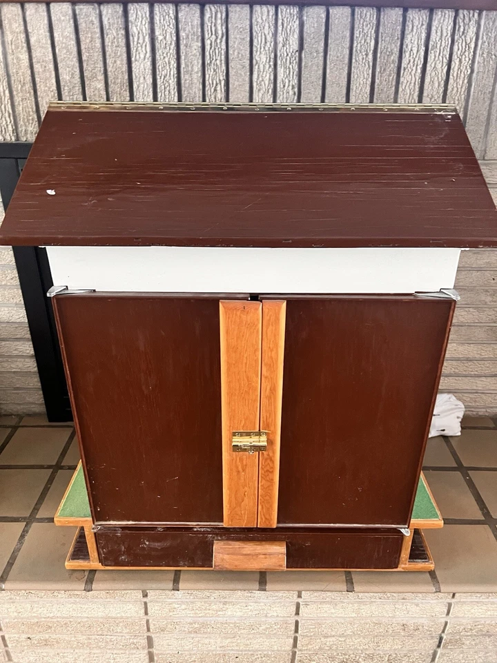 CASA DE MUÑECAS DE MADERA VINTAGE HECHA A MANO con TECHO EXTRAÍBLE Y MUEBLES HECHOS A MANO Foto 2 de 4