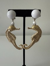 Orecchini a clip ANGELA CAPUTI in resina cavallo marino