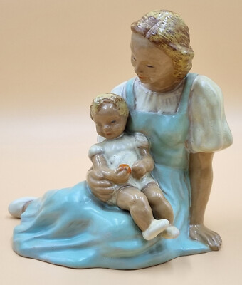 Anrührende Keramikfigur einer Mutter mit ihrem Kind auf dem Schoß, gemarkt