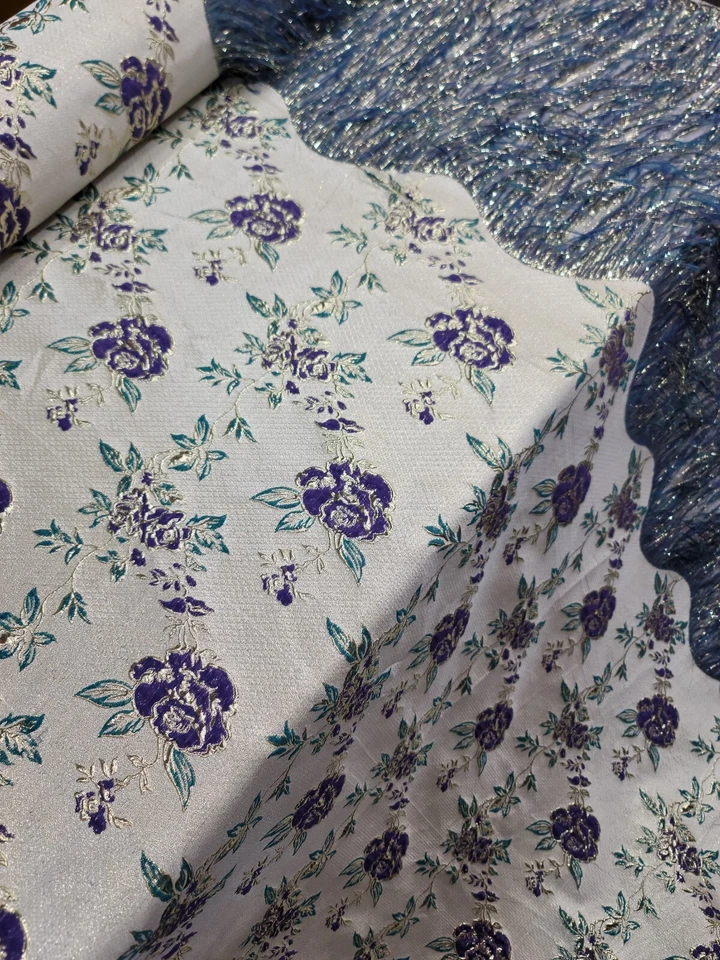 Vestido de graduación de tela por yarda púrpura flecos en brocado flores florales metálico Foto 2 de 4