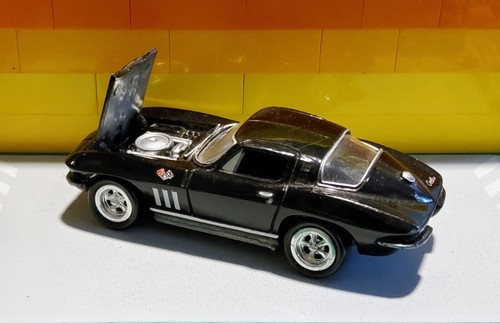 Johnny Lightning Corvette Collection 1965 Corvette Coupe (Black) - Picture 2 of 3