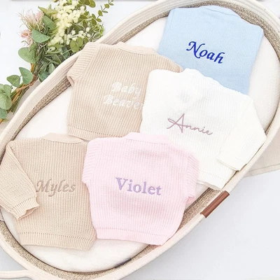 ALLABOUTTHEBUMP Personalisierte bestickte Strickjacke