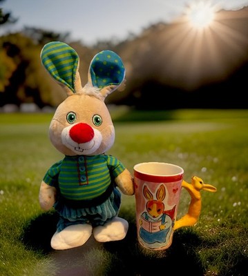 Singend- u. tanzender Hase von Windel plus  Hasenbecher (Keramik) zu Ostern.