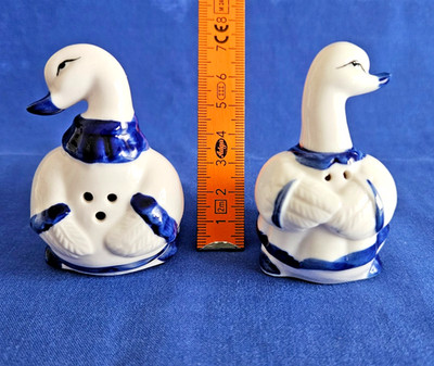 Entenfiguren als Salz & Pfeffer Streuer Keramik Tierfiguren Shaker Blau /  Weiß