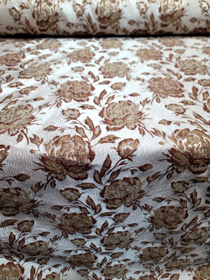 "Tela de brocado floral dorado marrón 57"" de ancho vendida por yarda fondo beige" Foto 2 de 4