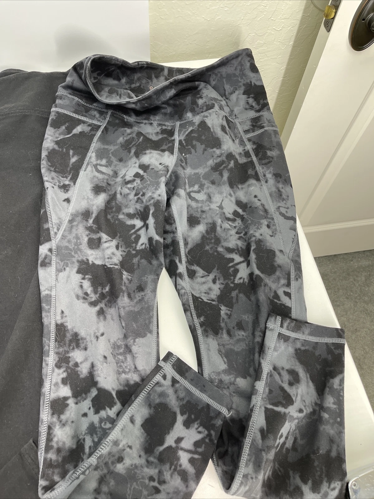 alo-yoga ankle length capri camo leggings