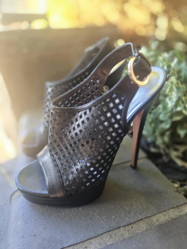 Tacones de aguja preforados con láser Casadei 39/8 casi como nuevos  Foto 2 de 4