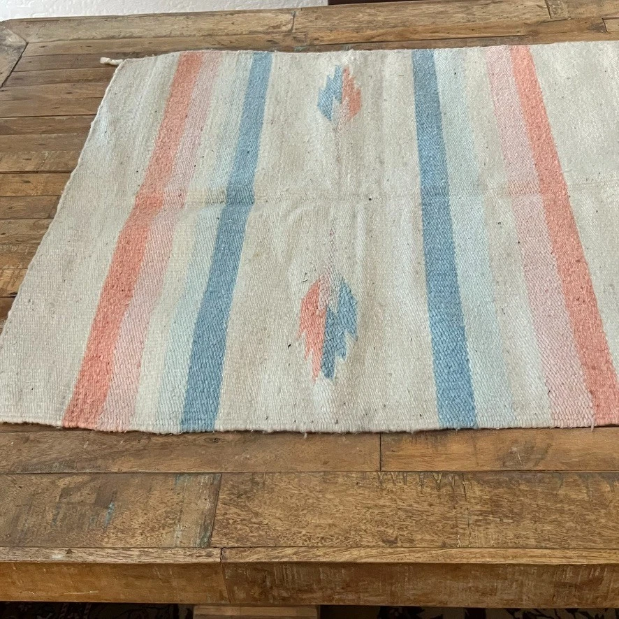 Alfombra vintage hecha a mano 29 x 61" azteca multicolor suroeste Foto 2 de 4