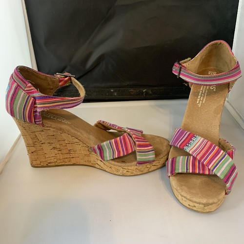 Women’s Size 7.5 Toms Pink Stripe Peep Toe Strappy Sandals Wedges Shoes Rainbow