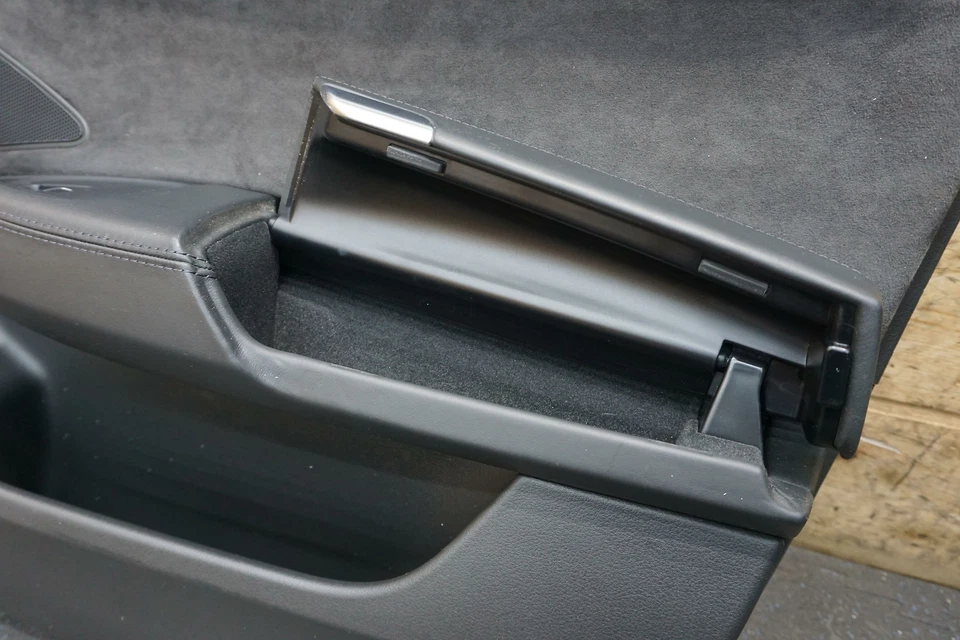 Panel embellecedor puerta interior delantero derecho negro Alcantara 4H1867104CWFA Audi S8 11-18 Foto 2 de 4