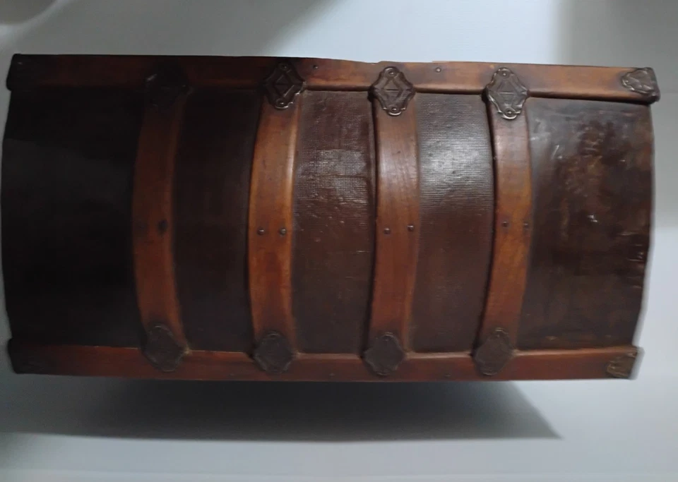 ANTIGUO BAÚL DE VAPOR VICTORIANO CÚPULA SUPERIOR PECHO METAL ROBLE EN RELIEVE CON BANDEJA Foto 2 de 4