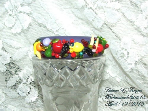 Artist Arturo E.Reyna AWESOME VINTAGE PURPLE LUCITE FRUIT SALAD BANGLE BRACELET - Picture 4 of 4
