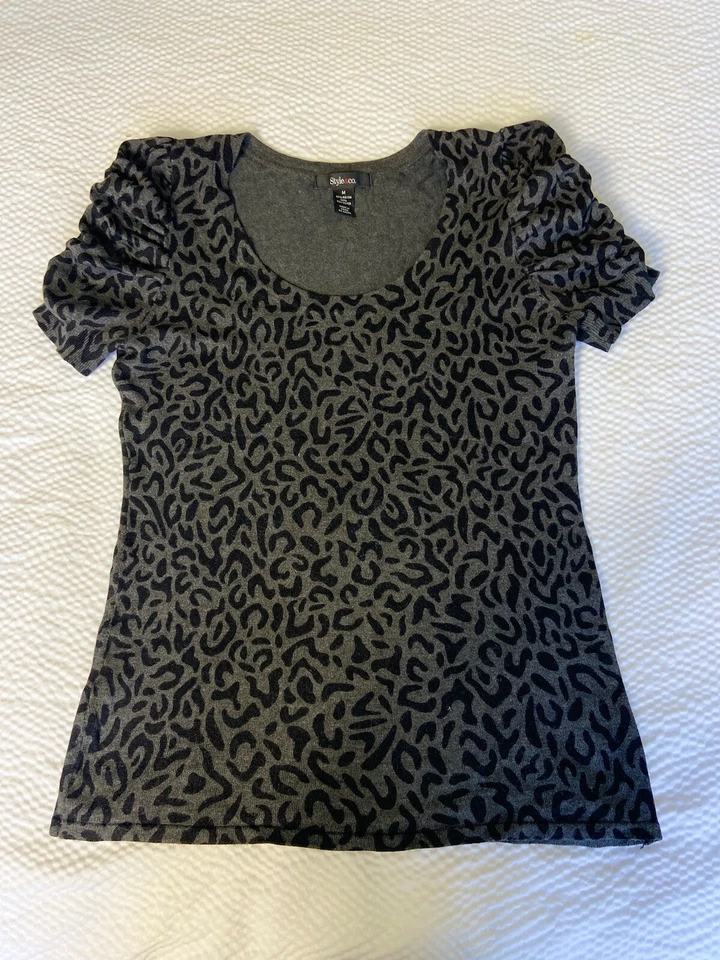 Suéter feminino Style & Co. cinza estampa animal manga curta gola redonda tamanho M - Imagem 2 de 4