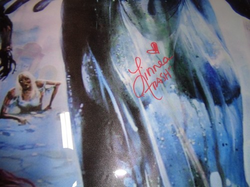 Póster de seda tailandés firmado por Linnea Quigley El regreso de los muertos vivientes basura RARA - Imagen 2 de 7