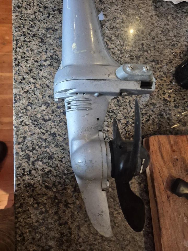 Johnson Sea-Horse 1978 motor fueraborda 2 HP modelo Ce2rcoc serie C7200616 funciona en verde Foto 2 de 4