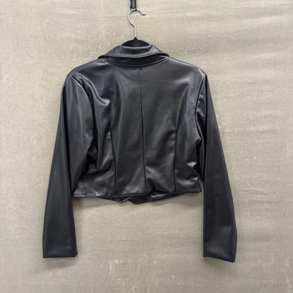 Jaqueta Love by Design Feminina Grande Preta Couro Sintético Cropped Moto Biker Vegana - Imagem 3 de 4