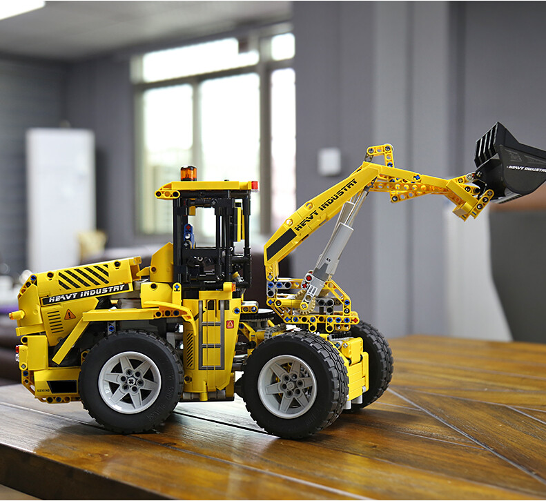 MOULD KING 13122S Bulldozer Front Loader Remote Control Bricks 1582pcs - Image 2