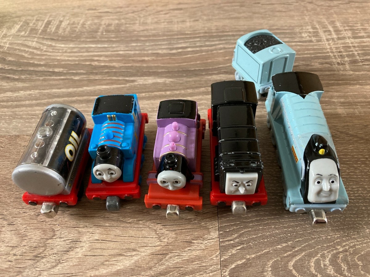 Thomas & Friends Ensemble De Trains Jouets Loop & Launch Maintenance Yard Avec Moteur Motorise Thomas Et Carly La Grue Pour Enfants De 3 Ans Et Plus