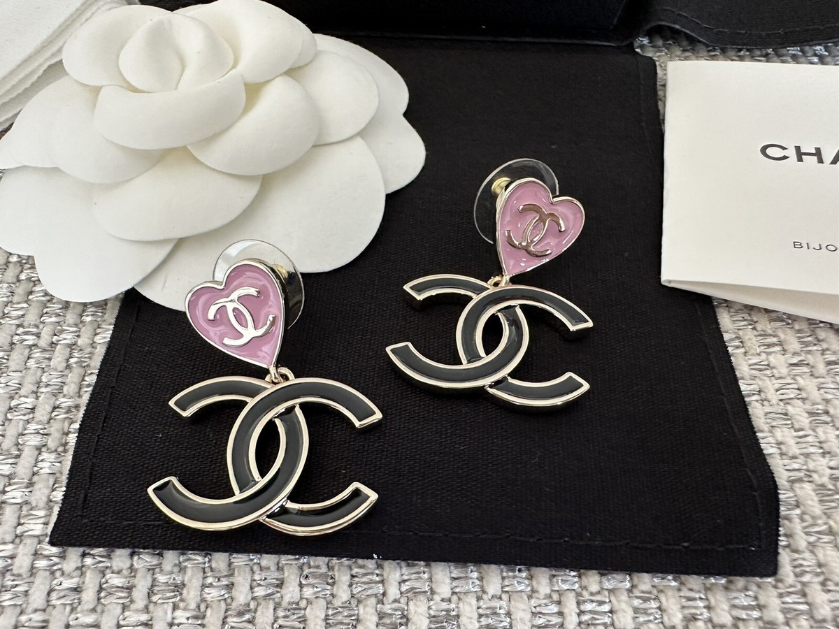BNIB 100%AUTH Chanel 24A Pink Heart Black CC Logo Enamel