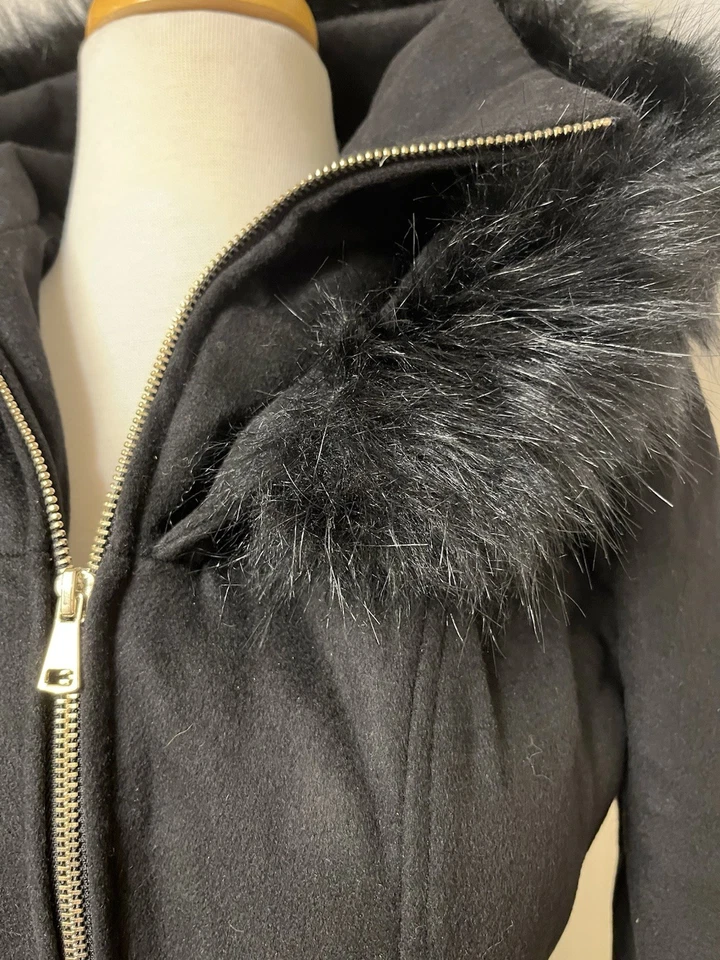 Nuevo abrigo largo negro de lana pesada Bebe nuevo con etiquetas, capucha recortada de piel sintética, cinturón, bolsillos, XS Foto 2 de 4