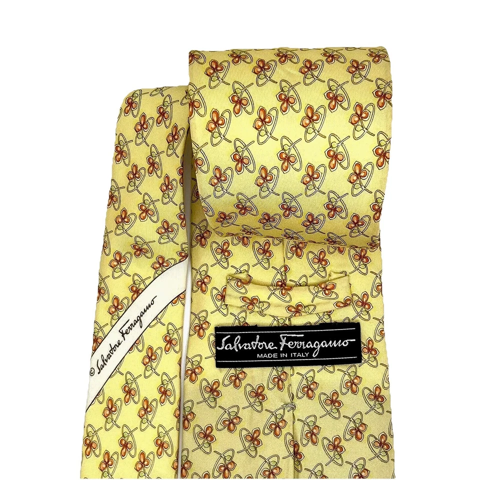 Corbata de seda amarilla con flores de cuatro pétalos estilizada Salvatore Ferragamo para hombre Foto 3 de 4